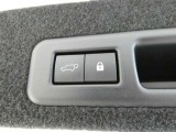 ワンタッチでバックドアが開閉。重たいバックドアも力いらずで開閉できる便利なパワーバックドア付きです!