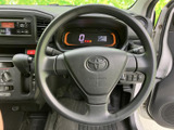 ステアリング右側には複数のスイッチが配置され、運転姿勢を保ちながら手元で扱いやすい設計です。メーターや周囲の操作部も視界に収まり、毎日の運転をサポートします。