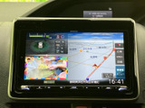 高精細なディスプレイが、運転をサポート。快適なドライブをさらに豊かにする、多彩な機能を搭載しています。情報満載で便利です。