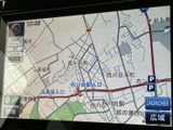 道路や周辺施設が画面上に表示され、現在地周辺を確認しながら目的地までの移動をサポートします。地図の縮尺や案内情報も見やすく、日常の道探しに便利です。