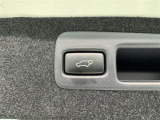 電動式バックドアです。 荷物を持ったままでもボタン一つで自動的に開け閉めできるので便利ですよ。 挟み込み防止機能も付いていますのでお子様の手や荷物を挟み込むのを防いでくれますよ。