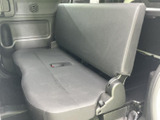 後席のシートは座面と背もたれが広がり、同乗者が落ち着いて過ごせる空間です。ドア側には収納スペースがあり、小物の置き場所として活用できます。窓から外も見渡せ、乗車中の開放感につながります。