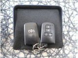 【スマートキー】キーをバッグやポケットに入れたままでもドアロックの開閉が出来るほか、エンジンキーを挿さなくてもエンジンスタートストップが出来ます。