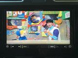 テレビ番組を画面で視聴でき、停車中の待ち時間を過ごす際にも活用いただけます。車内で映像を楽しみたい方にうれしい装備で、画面から番組の内容を確認できます。