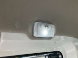 後席荷室部分にはライトが取り付けられております。LED証明となりますので、夜間の荷物の出し入れも明るく行えます。
