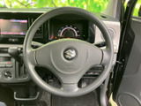 握りやすい円形の形状で、運転席からメーターや前方を見ながら手元で進行方向を調整できます。視界を遮りにくいすっきりした配置で、毎日の運転を支える装備です。