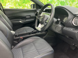 フロントシートは身体を包むような形状で、運転席まわりも見渡しやすい配置です。座面や背もたれの柄が落ち着いた印象で、毎日の移動にもなじみます。