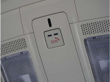 【マツダエマージェンシーコール】SOSボタンを押すと、緊急通報オペレーターに車両の位置情報と緊急信号を送信します。オペレーターが車載通信機で呼びかけを行い、必要に応じて緊急車両などの手配を行います。