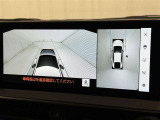 【パノラミックビューモニター】クルマの前後左右に搭載したカメラから取り込んだ画像を合成し、車両を上から見たような画像をディスプレイに表示します。
