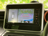 後方の映像と車両周辺の表示を画面で確認でき、駐車時の周囲確認をサポートします。目安となるガイド線も表示されるため、車庫入れの際に役立ちます。