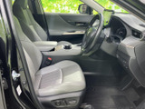 運転席まわりは視界が広く、前方やメーターを確認しやすいレイアウトです。シートは身体を受け止める形状で、落ち着いた色合いの室内とともに、日々の乗り降りを心地よく支えます。