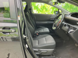 落ち着いた色合いのシートとすっきりした室内で、運転席まわりもゆったりと感じられます。開口部が広く乗り降りしやすく、前方の視界も確認しやすいレイアウトです。