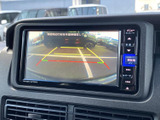 後方確認をサポートし、安全な運転に貢献。狭い道や駐車時にも安心です。駐車時の安全性と運転のしやすさを両立しています。