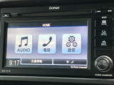 画面にオーディオや電話、設定などのメニューが表示され、目的の項目を選びやすい構成です。画面脇にもボタンがまとまり、運転中も各種操作を確認しやすく便利です。