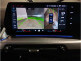【全周囲カメラ】全周囲カメラ装備車両で御座いますので、狭い駐車スペースでもお車の全体図が確認でき、障害物との接触を未然に防ぐことが可能です。