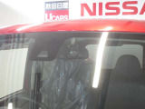 上部のカメラで前方の車両や歩行者を検知し、衝突するおそれがあると警報音と共にエマージェンシーブレーキ/踏み間違い衝突防止アシストが作動します。さらに危険性が高まったときは、強いブレーキがかかります。