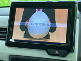 停車中にテレビ映像を視聴できるモニターを備えています。休憩時間など、車内で過ごすひとときに映像を楽しめる装備としてご活用いただけます。