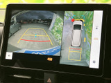 後方映像に加えて車両周囲を見下ろす画面も表示され、駐車時の周囲確認をサポートします。ガイド表示と合わせて状況を把握しやすく、慎重な駐車に役立ちます。