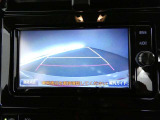 バックガイドモニター付き。車両後方の映像をナビ画面に表示し、駐車などの後退操作をサポートします。