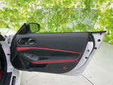 ドア内張りは黒を基調に赤いアクセントを配し、車内に統一感をもたらしています。窓が大きく開放感があり、乗り降りの際にも室内の様子を確認しやすい一枚です。