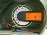 速度計と液晶表示がひとまとまりになり、速度や燃料残量などの情報を運転席から確認しやすい配置です。必要な表示を目で追いやすく、日々の運転時にも状況を把握する助けになります。