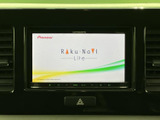 画面にナビゲーションの表示が確認でき、行き先の確認やルート案内に活用できます。画面と周囲の操作部がまとまって配置され、運転中にも情報を把握しやすいレイアウト。日常のお出かけをサポートします。