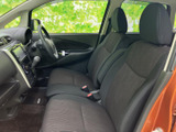 前席は運転席と助手席が並び、シートに自然に腰掛けられるレイアウトです。窓からの見通しも広く、乗り降りや車内でのひとときを落ち着いて過ごせる空間です。
