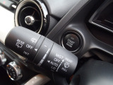 レバーをAUTOの位置にしているとき、レインセンサーが雨を感知すると、雨量に応じてワイパーが自動で作動してくれるオートワイパーを装備!設定変更で非作動にすると、間欠作動に固定されます。
