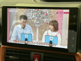 テレビ番組を画面で視聴でき、停車中の待ち時間を過ごす際にも便利な装備です。映像と字幕を確認しやすい画面サイズで、日常のひとときに活用いただけます。