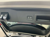電動でバックドアが開け閉めできます。リモコンキーでも操作が可能です。