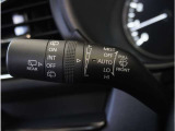 【オートワイパー機能】レバーをAUTOの位置にしているとき、レインセンサーが雨を感知すると、雨量に応じて、ワイパーが自動で作動します。