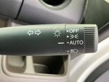 レバーには操作位置を示す表示があり、運転席から見て内容を確認しやすい仕様です。手元で扱うスイッチ類がまとまっており、運転に必要な操作を迷いにくい配置になっています。