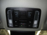 運転席・助手席両側で使いやすい、オーバーヘッドの両側パワースライドドア操作スイッチです。