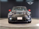 MINIのフロントグリルのデザインはイギリスで生まれた当初から、シルバーのサイドバーが折り重なった伝統的なデザインで御座います。その伝統はBMWのお車になってからでも少しずつ形を変えて守られております