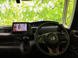 手になじみやすい形状のステアリングで、正面にメーターを見通せる運転席まわりです。ステアリング上にはスイッチ類も備わり、視線を大きく移さずに操作しやすい配置となっています。