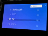 BluetoothやUSBなど、画面から音源を選べるメニューを備えています。お好みの音楽やテレビなど、移動中の過ごし方に合わせて選択可能。表示が見やすく、使いたい項目を確認しやすい画面です。