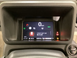 デジタル表示のスピードメーターとタコメーター、燃費やオドメーターなどの表示の他に、ホンダセンシング機能などの表示もできる多機能なマルチインフォメーション・ディスプレイです。