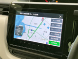 鮮明な地図表示で、目的地へのナビゲーションをサポート。スムーズなルート案内で、初めての道でも安心です。情報も充実しており、快適なドライブを。