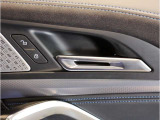 BMWはドアが分厚いです。衝突によりドアがつぶれてしまった場合にも外からいち早くドアを開けれるよう考えられています。数十秒の救出の遅れが命につながりかねない場合、こういった配慮が重要なポイントです。