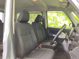 前席は窓から光が入り、運転席まわりまで見渡しやすい開放的な空間です。落ち着いた色調のシートで、乗り降りの際も室内の様子を確認しやすくなっています。