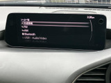 FMやAM、Bluetooth、USBなどの音源が一覧で表示され、選びたい項目を画面上で確認しやすい構成です。日常の移動中も好みに合わせて使えます。