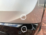 運転席側リヤバンパーに複数の傷を伴う凹みがございます。