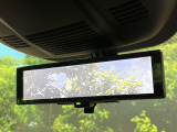 【インテリジェントルームミラー】後席の大きな荷物や同乗者で後方が確認しづらい時でも安心!カメラが撮影した車両後方の映像をルームミラー内に表示。クリアな視界で状況の確認が可能です!