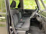 座面と背もたれに落ち着いた色合いのシートを採用し、運転席まわりも見渡しやすい配置です。乗り降りしやすい開口部から、日々の使用感や室内の様子をご覧いただけます。