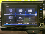 CD/DVDやラジオ、テレビなどの選択肢が画面に並び、使いたい音源を見つけやすい構成です。タッチ操作でメニューを確認でき、日々の移動時間を好みの音楽とともに過ごせます。