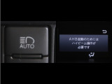オートマチックハイビームとは、先行車や対向車のライトを認識し、ハイビームとロービームを自動で切り替える機能です。夜道の視界を確保します。詳細は販売店スタッフまでお尋ね下さい。