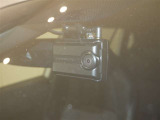 【ドラレコ前(後方用カメラ有)】今では車の必需品です。運転中の映像や音声を記録して残します。事故などが起きた場合の証拠になるので、もしもの時に役立ちます。