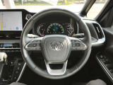 【上質な運転席】高級感漂う本革巻き3本スポークステアリングホイール!スポーティかつ洗練されたデザインで、コックピットの雰囲気を引き締めます。目立つ擦れもなく状態良好な一本です!