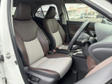 明るい色合いを組み合わせたシートが、落ち着きのある車内を演出します。前席は視界が広く、運転席から助手席まで自然な距離感。乗り降りもしやすい空間です。