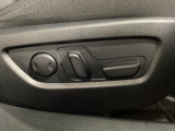 運転席にはパワーシートを装備!シート位置を記憶するメモリー機能付きなのでご夫婦で2名分セットすると便利です♪